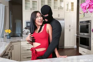 Em để yên thế này để anh đút cặc vào nhé